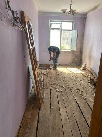 Nəsimi rayonunda şəhid ailəsinin yaşadığı binanın həyətində və mənzilində əsaslı təmir işlərinə başlanılıb -FOTOLAR