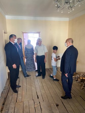 Nəsimi rayonunda şəhid ailəsinin yaşadığı binanın həyətində və mənzilində əsaslı təmir işlərinə başlanılıb -FOTOLAR