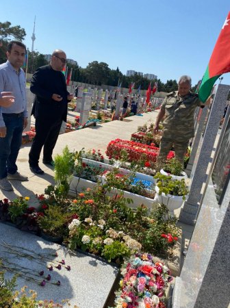 “Azərbaycanım” beynəlxalq jurnalının kollektivi II Fəxri Xiyabanda Qarabağ uğrunda müharibədə şəhid olmuş baş leytenant Rövşən Nurzadənin məzarını ziyarət ediblər -FOTOLAR