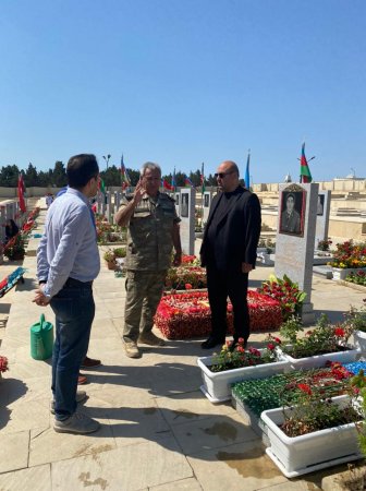 “Azərbaycanım” beynəlxalq jurnalının kollektivi II Fəxri Xiyabanda Qarabağ uğrunda müharibədə şəhid olmuş baş leytenant Rövşən Nurzadənin məzarını ziyarət ediblər -FOTOLAR