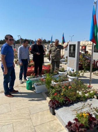 “Azərbaycanım” beynəlxalq jurnalının kollektivi II Fəxri Xiyabanda Qarabağ uğrunda müharibədə şəhid olmuş baş leytenant Rövşən Nurzadənin məzarını ziyarət ediblər -FOTOLAR