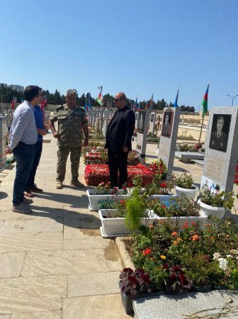 “Azərbaycanım” beynəlxalq jurnalının kollektivi II Fəxri Xiyabanda Qarabağ uğrunda müharibədə şəhid olmuş baş leytenant Rövşən Nurzadənin məzarını ziyarət ediblər -FOTOLAR