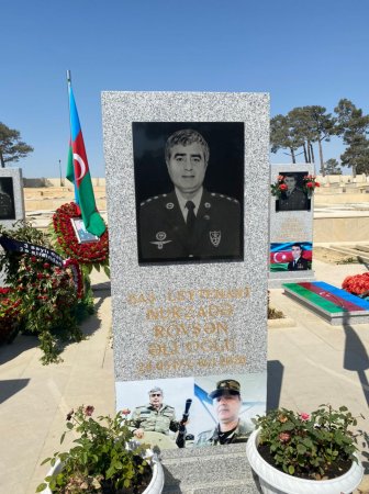 “Azərbaycanım” beynəlxalq jurnalının kollektivi II Fəxri Xiyabanda Qarabağ uğrunda müharibədə şəhid olmuş baş leytenant Rövşən Nurzadənin məzarını ziyarət ediblər -FOTOLAR