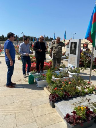 “Azərbaycanım” beynəlxalq jurnalının kollektivi II Fəxri Xiyabanda Qarabağ uğrunda müharibədə şəhid olmuş baş leytenant Rövşən Nurzadənin məzarını ziyarət ediblər -FOTOLAR