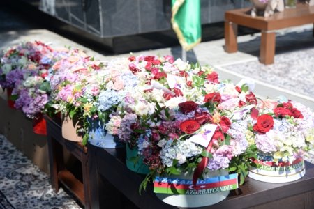 Nəsimi rayonunda Vətən müharibəsi Şəhidlərinin ailələrinə, qazilərə və iştirakçılara orden və medalların təqdimetmə mərasimi keçirilib - FOTOLAR