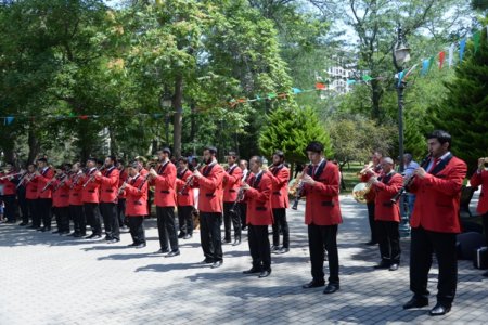 Nəsimi rayonunda Vətən müharibəsi Şəhidlərinin ailələrinə, qazilərə və iştirakçılara orden və medalların təqdimetmə mərasimi keçirilib - FOTOLAR