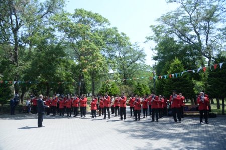 Nəsimi rayonunda Vətən müharibəsi Şəhidlərinin ailələrinə, qazilərə və iştirakçılara orden və medalların təqdimetmə mərasimi keçirilib - FOTOLAR