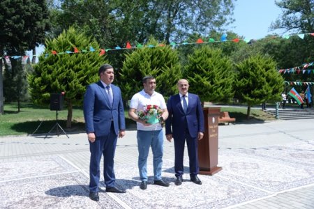 Nəsimi rayonunda Vətən müharibəsi Şəhidlərinin ailələrinə, qazilərə və iştirakçılara orden və medalların təqdimetmə mərasimi keçirilib - FOTOLAR