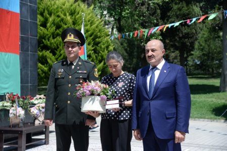 Nəsimi rayonunda Vətən müharibəsi Şəhidlərinin ailələrinə, qazilərə və iştirakçılara orden və medalların təqdimetmə mərasimi keçirilib - FOTOLAR