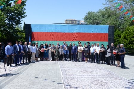 Nəsimi rayonunda Vətən müharibəsi Şəhidlərinin ailələrinə, qazilərə və iştirakçılara orden və medalların təqdimetmə mərasimi keçirilib - FOTOLAR