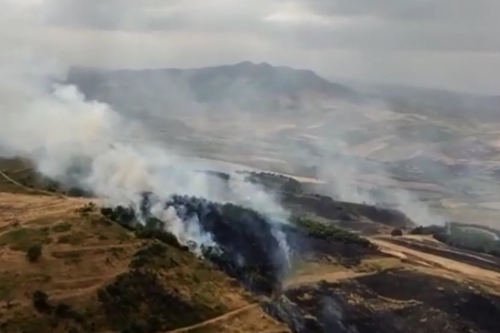 FHN: Füzulidə minalanmış ərazidə yanğının söndürülməsinə helikopter cəlb olunub -VİDEO FHN: Füzulidə minalanmış ərazidə yanğının söndürülməsinə helikopter cəlb olunub -VİDEO
