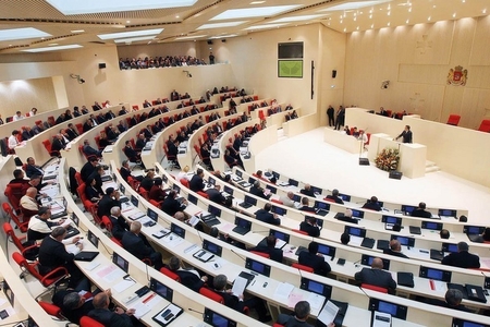 Gürcüstan parlamentində insident: nazir zala daxil oldu və...