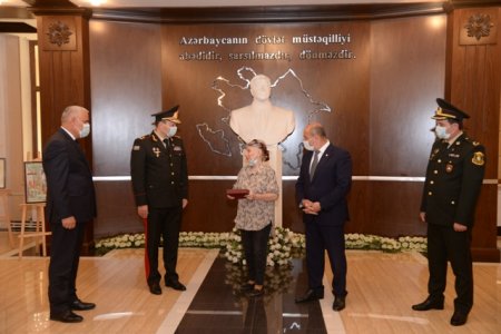 Nəsimi rayonunda “Qarabağ” ordeni ilə təltif edilmiş Vətən müharibəsi Şəhidi Ibrahim Abdullayevin ordeni anası Nərgiz Abdullayevaya təqdim edilib