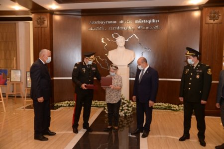 Nəsimi rayonunda “Qarabağ” ordeni ilə təltif edilmiş Vətən müharibəsi Şəhidi Ibrahim Abdullayevin ordeni anası Nərgiz Abdullayevaya təqdim edilib