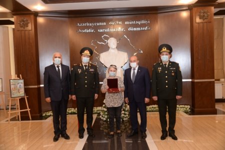 Nəsimi rayonunda “Qarabağ” ordeni ilə təltif edilmiş Vətən müharibəsi Şəhidi Ibrahim Abdullayevin ordeni anası Nərgiz Abdullayevaya təqdim edilib