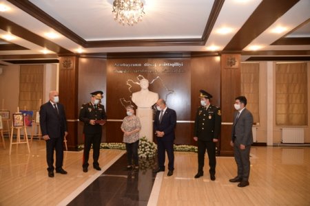 Nəsimi rayonunda “Qarabağ” ordeni ilə təltif edilmiş Vətən müharibəsi Şəhidi Ibrahim Abdullayevin ordeni anası Nərgiz Abdullayevaya təqdim edilib