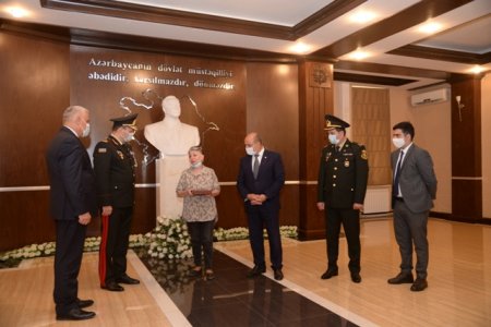 Nəsimi rayonunda “Qarabağ” ordeni ilə təltif edilmiş Vətən müharibəsi Şəhidi Ibrahim Abdullayevin ordeni anası Nərgiz Abdullayevaya təqdim edilib