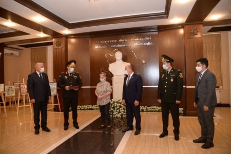 Nəsimi rayonunda “Qarabağ” ordeni ilə təltif edilmiş Vətən müharibəsi Şəhidi Ibrahim Abdullayevin ordeni anası Nərgiz Abdullayevaya təqdim edilib