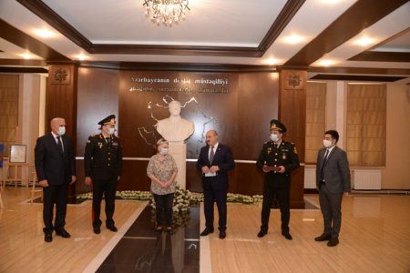 Nəsimi rayonunda “Qarabağ” ordeni ilə təltif edilmiş Vətən müharibəsi Şəhidi Ibrahim Abdullayevin ordeni anası Nərgiz Abdullayevaya təqdim edilib