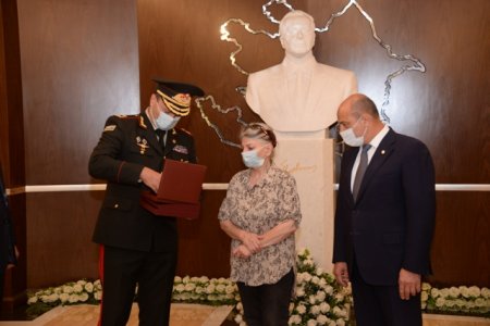Nəsimi rayonunda “Qarabağ” ordeni ilə təltif edilmiş Vətən müharibəsi Şəhidi Ibrahim Abdullayevin ordeni anası Nərgiz Abdullayevaya təqdim edilib