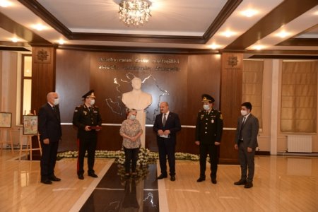 Nəsimi rayonunda “Qarabağ” ordeni ilə təltif edilmiş Vətən müharibəsi Şəhidi Ibrahim Abdullayevin ordeni anası Nərgiz Abdullayevaya təqdim edilib