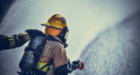 Binəqədidə beşmərtəbəli binada yanğın olub, xəsarət alan var