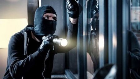 Bakıda film kimi oğurluq: Özünü binadan atdı, təcili yardımdan qaçdı, ev soydu