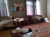 Prezidentin açılışında iştirak etdiyi Şəkidəki uşaq evində DƏHŞƏTLİ MƏNZƏRƏ... - Körpə uşaqlar döşəmədə yatızdırılır və...