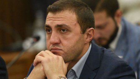 İrəvanda maskalı şəxslər Ağsaqqallar Şurasının üzvünə hücum edib bıçaqla yaraladı