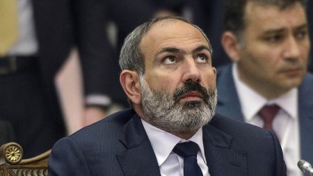 Paşinyan parlamentdə etirazla qarşılandı - Deputatlar zalı tərk etdi