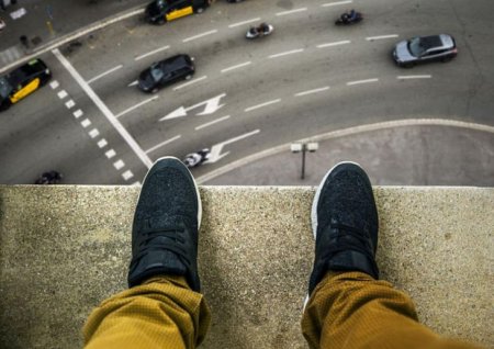 Bakıda mağaza sahibinin oğlu intihar etdi