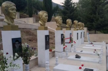 Başçı müavini şəhidlərimizin məzarı üzərinə qoyulan bayraqları zibilliyə atdırdı - VİDEO Başçı müavini şəhidlərimizin məzarı üzərinə qoyulan bayraqları zibilliyə atdırdı - VİDEO