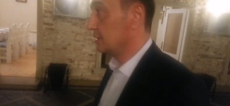 İcra başçısı restoranında JURNALİSTİN ƏLİ SINDIRILDI - TƏFƏRRÜAT 