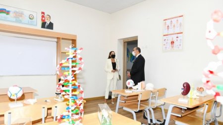Mehriban Əliyeva Binədə yeni inşa edilən məktəbdə yaradılan şəraitlə tanış oldu (FOTOLAR)