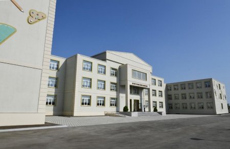Mehriban Əliyeva Binədə yeni inşa edilən məktəbdə yaradılan şəraitlə tanış oldu (FOTOLAR)