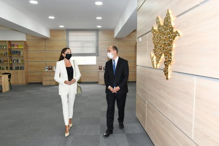 Mehriban Əliyeva Binədə yeni inşa edilən məktəbdə yaradılan şəraitlə tanış oldu (FOTOLAR)