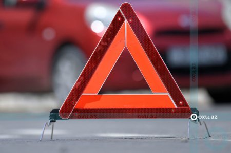 Bakıda avtomobil yolu keçən qadını vurub