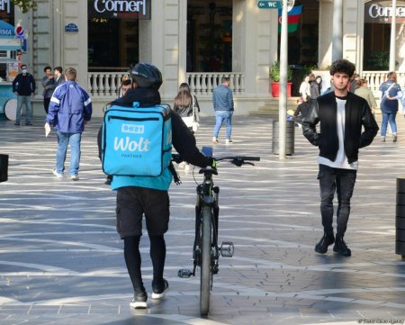 Bakının mərkəzi hissəsinin "siması" adlandırılan Fəvvarələr meydanından FOTOREPORTAJ