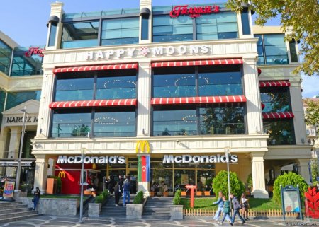 Bakının mərkəzi hissəsinin "siması" adlandırılan Fəvvarələr meydanından FOTOREPORTAJ