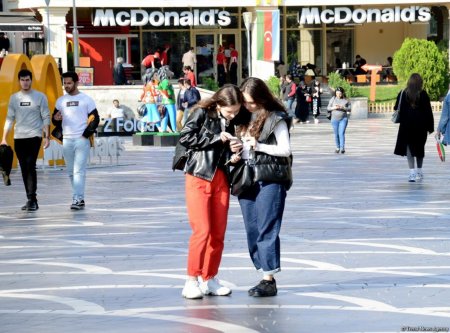 Bakının mərkəzi hissəsinin "siması" adlandırılan Fəvvarələr meydanından FOTOREPORTAJ