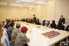 Xaçmazda Vətən müharibəsi iştirakçılarına medalları şəhid anaları təqdim edib