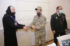 Xaçmazda Vətən müharibəsi iştirakçılarına medalları şəhid anaları təqdim edib