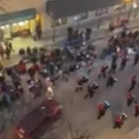 Mərasim zamanı dəhşət: Avtomobili kütlənin üstünə sürdü