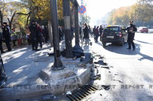 “Dostluq” kinoteatrının qabağında iki maşın toqquşdu: səkidə dayanan qadın piyada həlak oldu