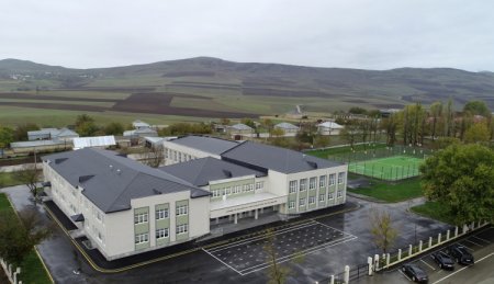 Prezident İlham Əliyev və birinci xanım Mehriban Əliyeva Şamaxıda Çarhan kənd orta məktəbinin yeni binasının açılışında iştirak ediblər