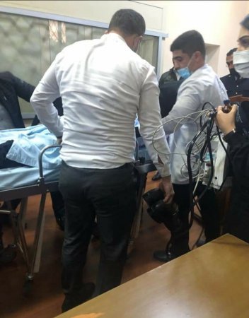 Eldar Həsənovu məhkəməyə xərəkdə gətirib-apardılar (FOTO)