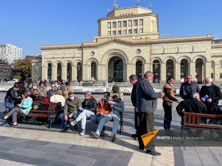 Paşinyan hökuməti qaçqınların pulunu kəsib - Hökumət binası önündə etiraz aksiyası keçirilib