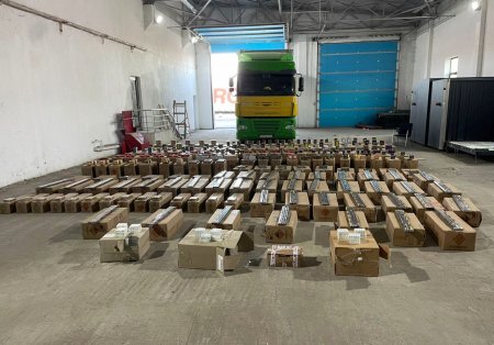 Gömrükçülər külli miqdarda pirotexniki vasitə müsadirə etdilər - Foto