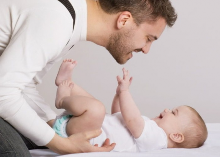 Azərbaycanda atalara ödənişli məzuniyyət verilməsi təklif edilir Azərbaycanda atalara ödənişli məzuniyyət verilməsi təklif edilir