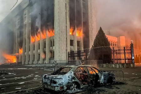Qazaxıstanın maliyyə qurumları fəaliyyətini dayandırıb, Almatıda talançılar əhatəyə alınıb